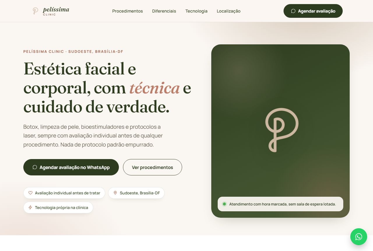 Página inicial do site da Pelíssima Clinic, com menu, chamada principal e botão de WhatsApp